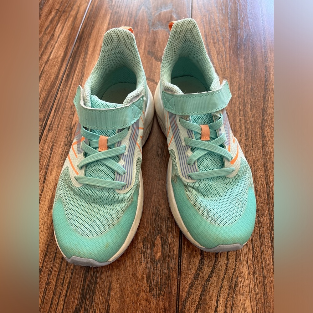 Girls Kids New Balance tennis shoes (size 1) with Velcro Flap